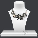 Collier séduction motif floral, métal nacré